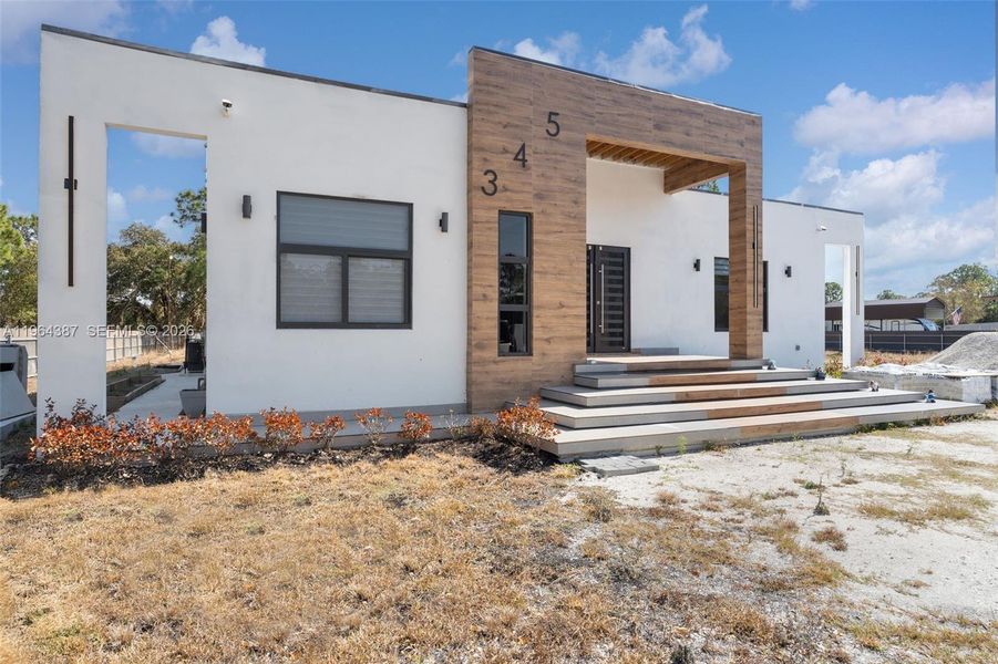 Exterior details and patio area of a home in , Clewiston (Image 21).