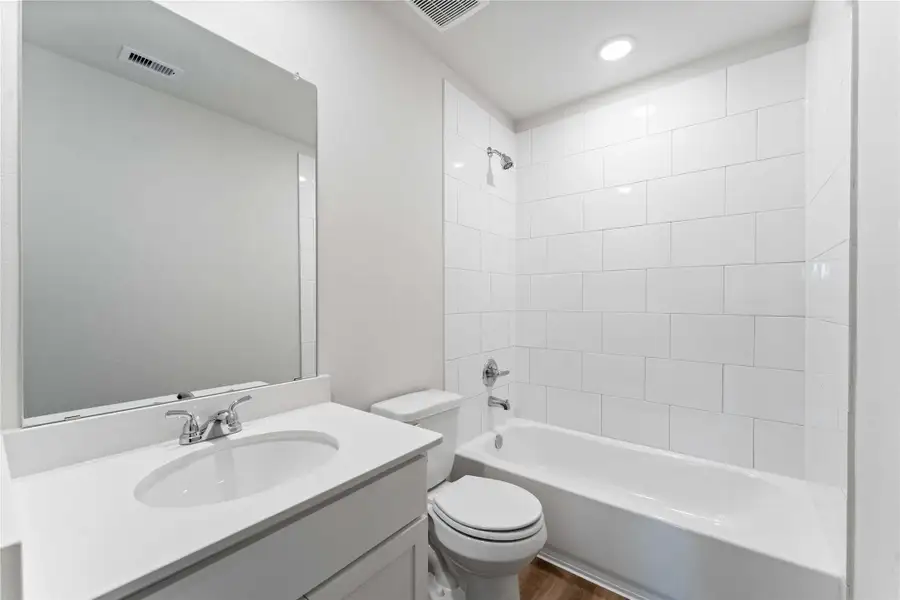 Furnished interior view inside a new home in Magnolia Springs, Montgomery (Image 7).