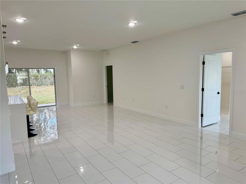 Spacious, unfurnished interior of a new home in , Ocala (Image 39).