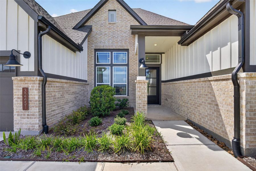Exterior details and patio area of a home in Fulshear Lakes, Fulshear (Image 24).
