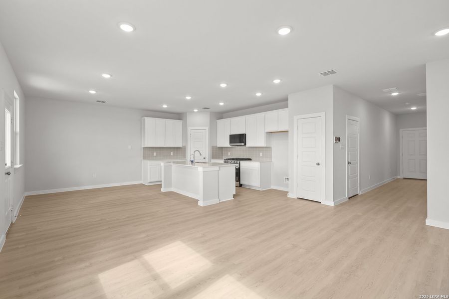 Spacious, unfurnished interior of a new home in Senna, Leon Valley (Image 20).