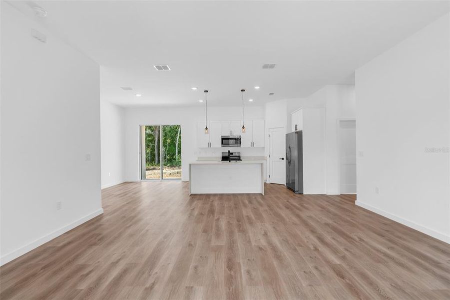 Spacious, unfurnished interior of a new home in , Citrus Springs (Image 17).