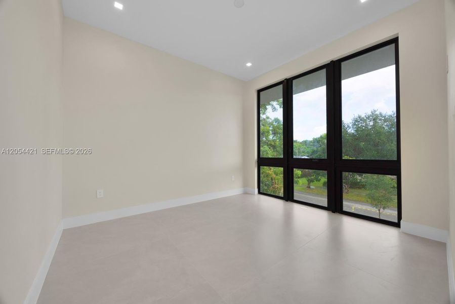 Spacious, unfurnished interior of a new home in , Miami (Image 25).