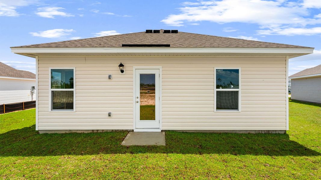 Exterior details and patio area of a home in Liberty, Panama City (Image 4).