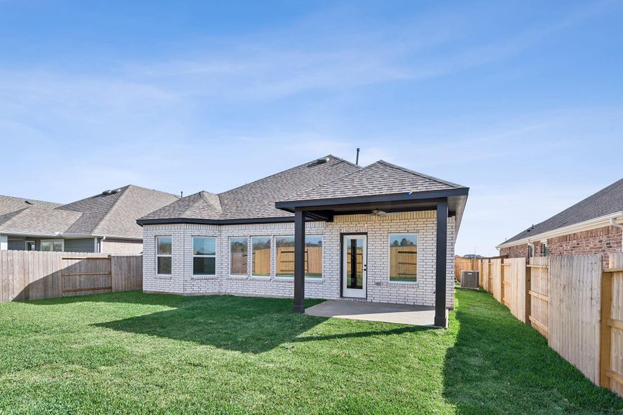 Exterior details and patio area of a home in Lago Mar, Santa Fe (Image 4).