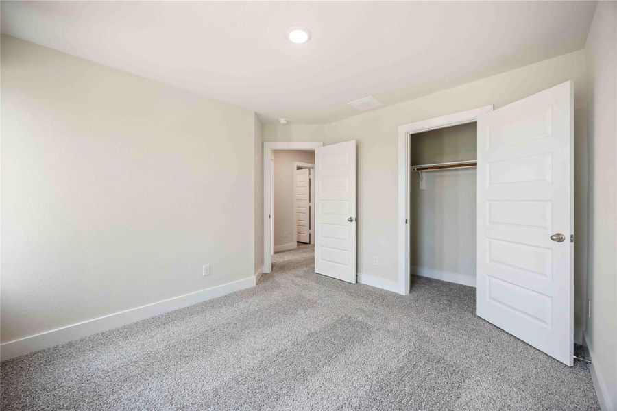 Spacious, unfurnished interior of a new home in Alicante, Houston (Image 19).