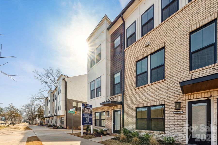 Condo located in Charlotte, NC showcasing its design and architecture (Image 5).