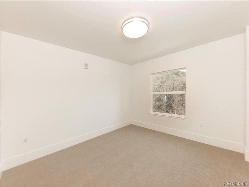 Spacious, unfurnished interior of a new home in , Silverthorne (Image 12).