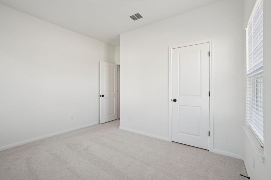 Spacious, unfurnished interior of a new home in Village at Three Oaks, Seguin (Image 23).