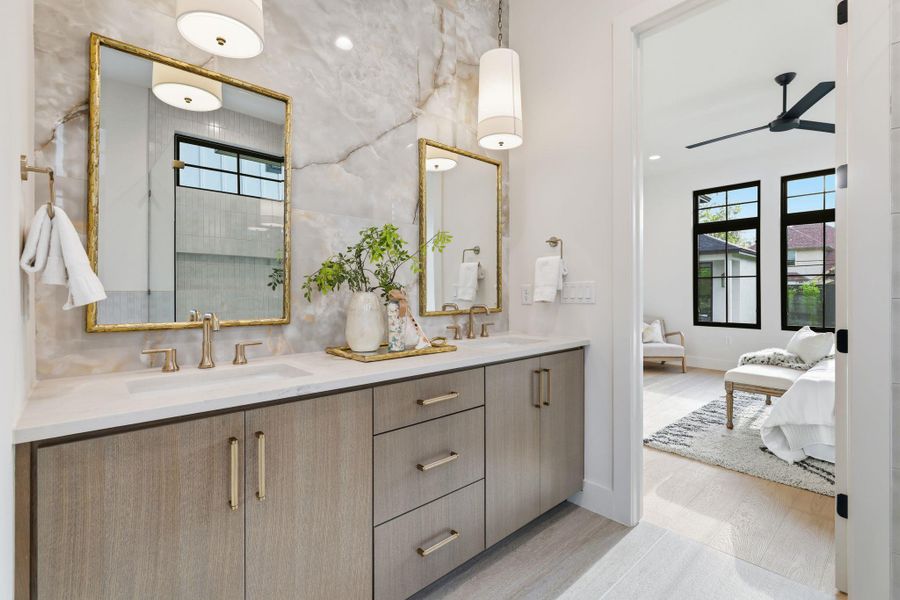 Full bath with light wood-style flooring, double vanity, ensuite bath, and a ceiling fan