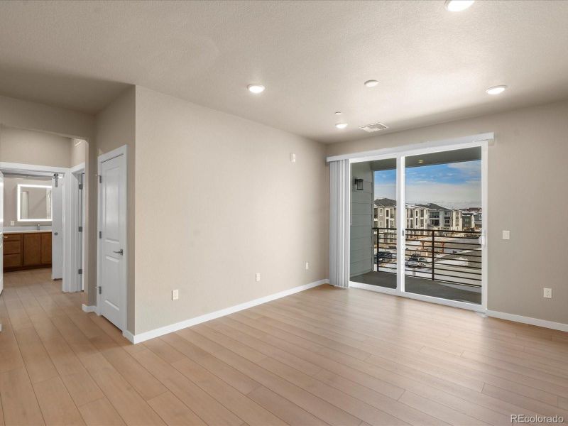 Spacious, unfurnished interior of a new home in Gateway Commons, Denver (Image 21).
