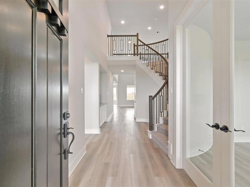 Spacious, unfurnished interior of a new home in Lago Mar, Texas City (Image 19).