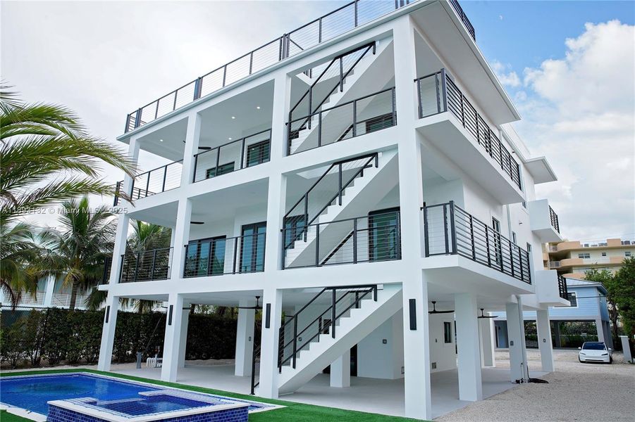 Exterior details and patio area of a home in , Tavernier (Image 28).