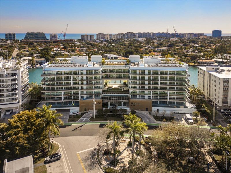 Condo located in Bay Harbor Islands, FL showcasing its design and architecture (Image 11).
