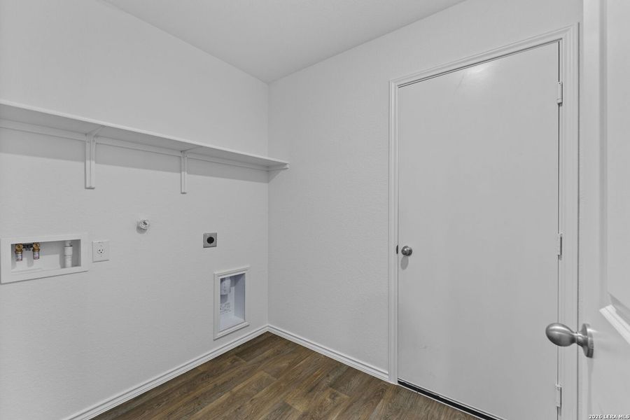 Spacious, unfurnished interior of a new home in Avenida, Converse (Image 17).