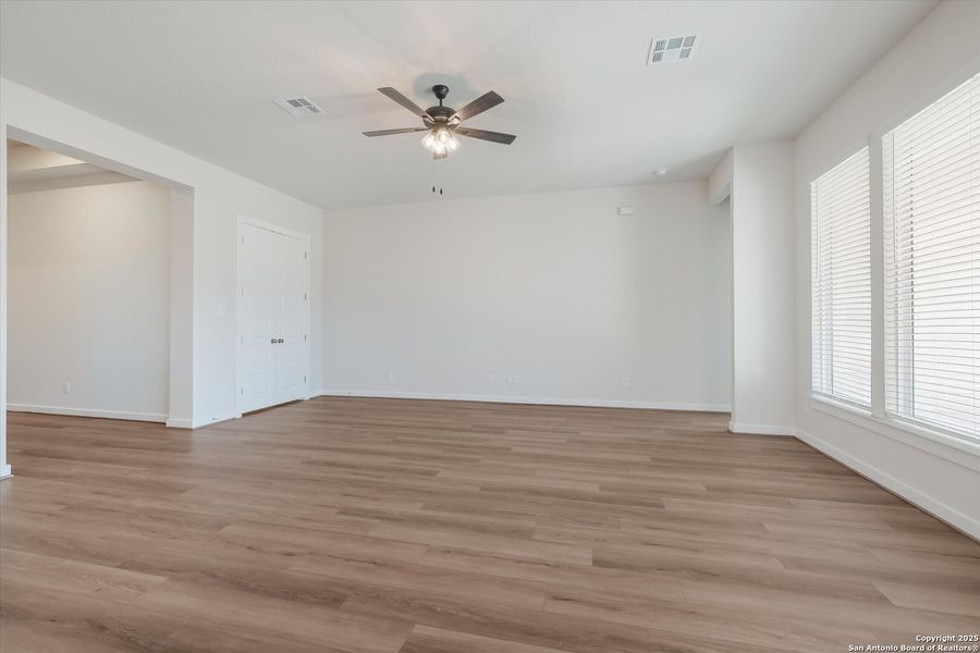 Spacious, unfurnished interior of a new home in Foxbrook, Cibolo (Image 25). Spacious, unfurnished interior of a new home in Foxbrook, Cibolo (Image 25).