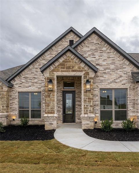 View of front of property featuring a front yard