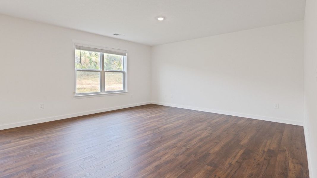 Spacious, unfurnished interior of a new home in Emory Creek, Harriman (Image 9).