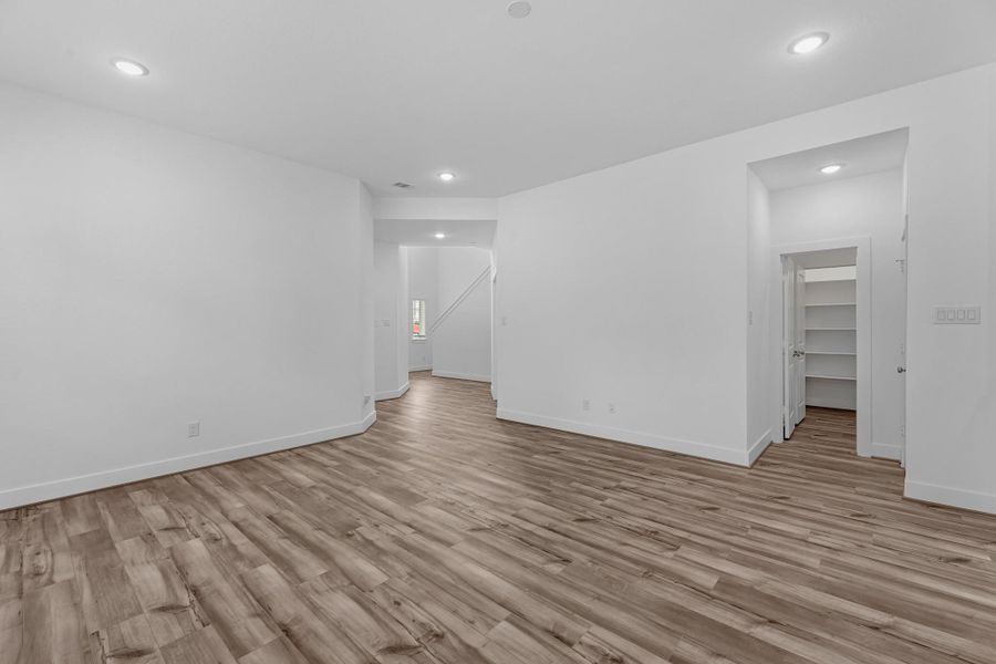 Spacious, unfurnished interior of a new home in Venetian Pines, Conroe (Image 28).