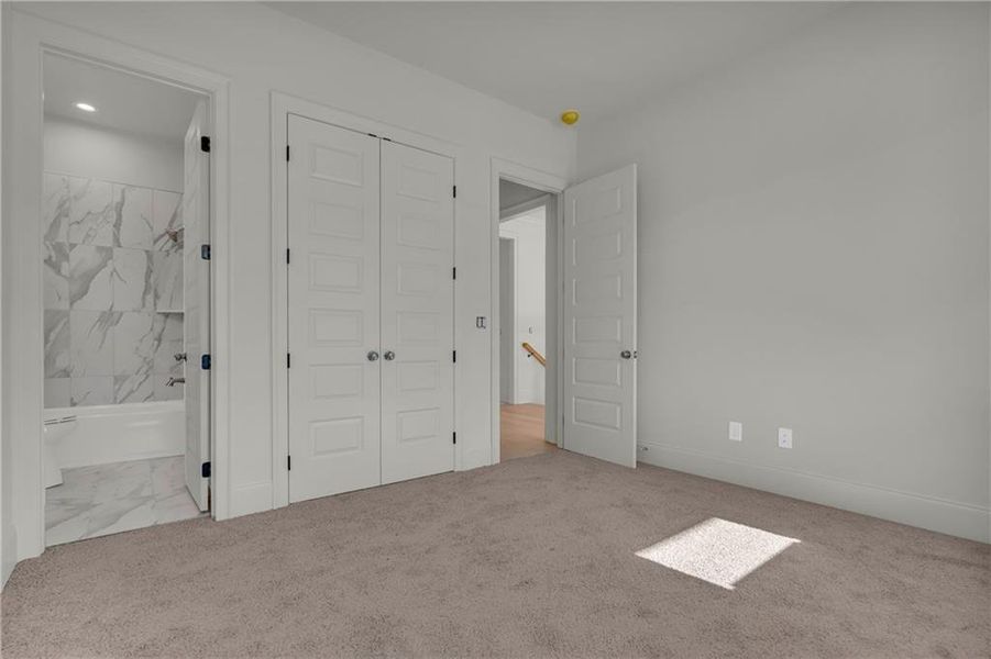 Spacious, unfurnished interior of a new home in , Gainesville (Image 36).