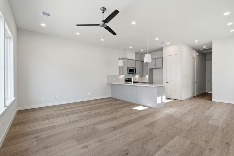 Spacious, unfurnished interior of a new home in Willowbend Point, Houston (Image 16).