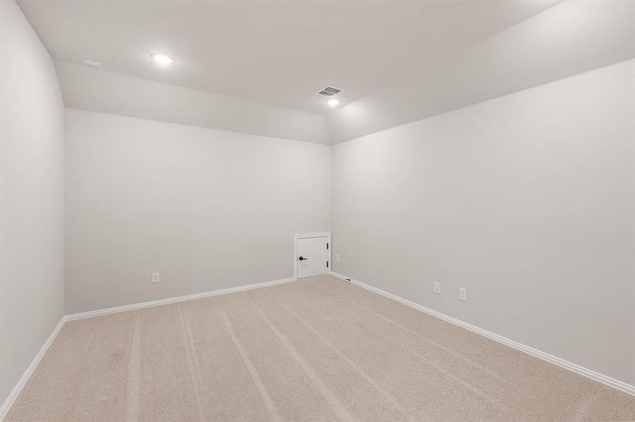 Spacious, unfurnished interior of a new home in Sable Creek, Sanger (Image 34).