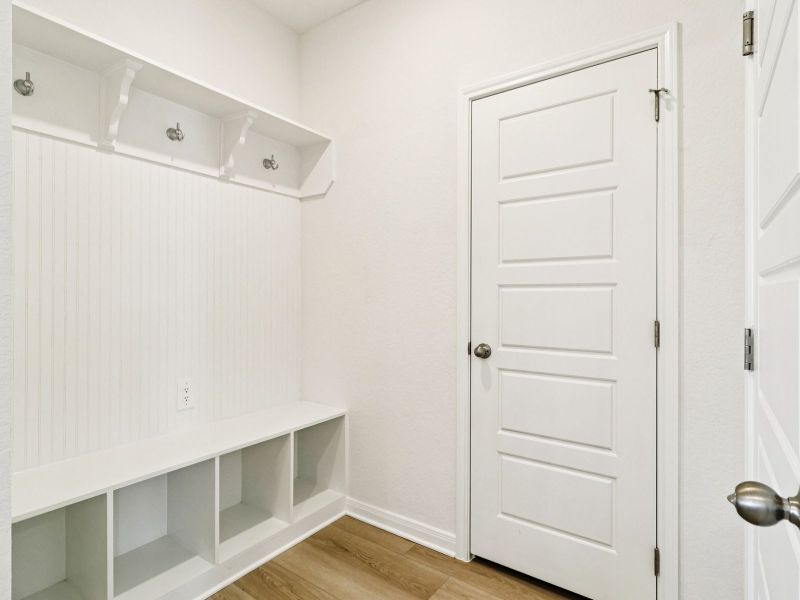 Spacious, unfurnished interior of a new home in Lark Canyon, New Braunfels (Image 18).