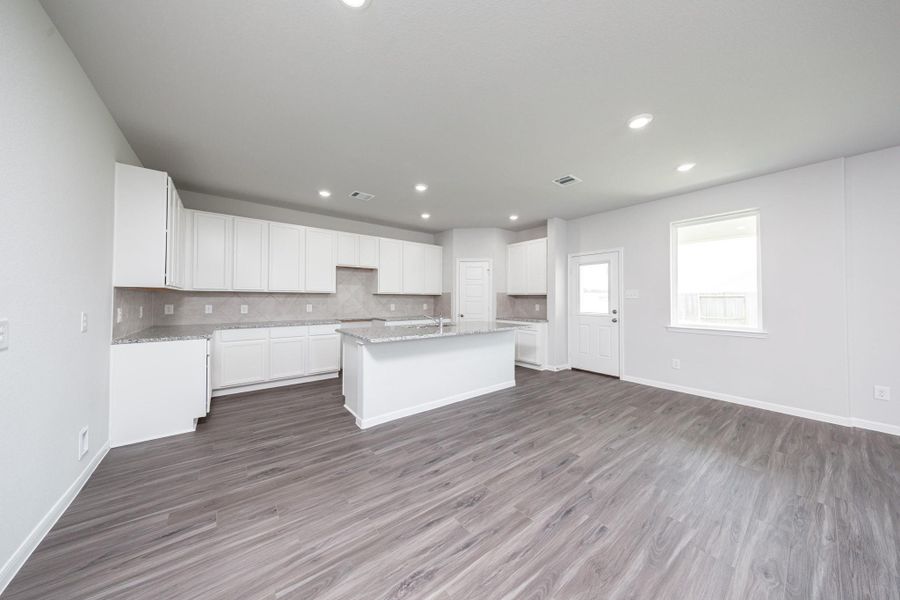 Spacious, unfurnished interior of a new home in Granger Pines, Conroe (Image 20).