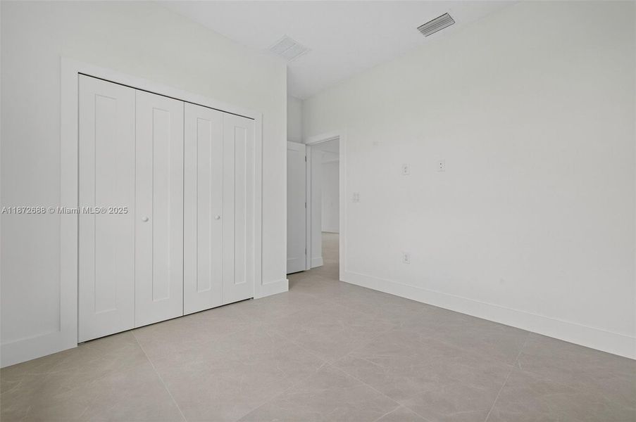 Spacious, unfurnished interior of a new home in , Lehigh Acres (Image 13).