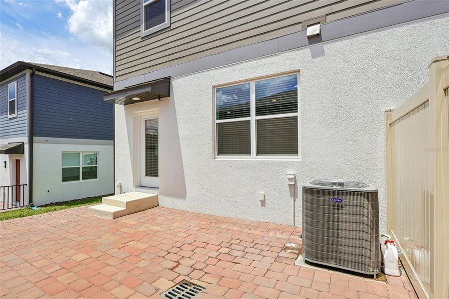 Exterior details and patio area of a home in , Winter Garden (Image 29).