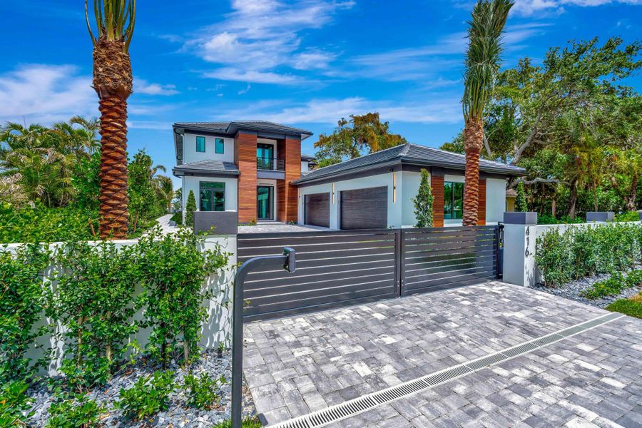 Exterior details and patio area of a home in , Lantana (Image 37).