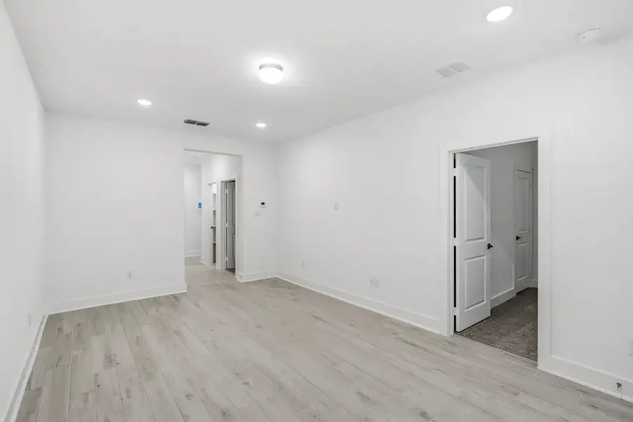 Spacious, unfurnished interior of a new home in Rose Hill, San Antonio (Image 33).