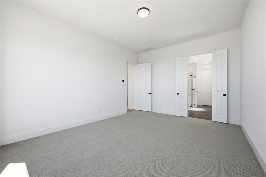 Spacious, unfurnished interior of a new home in Tavolo Park, Fort Worth (Image 17).