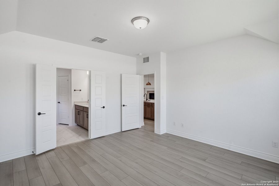 Spacious, unfurnished interior of a new home in Davis Ranch, San Antonio (Image 16). Spacious, unfurnished interior of a new home in Davis Ranch, San Antonio (Image 16).