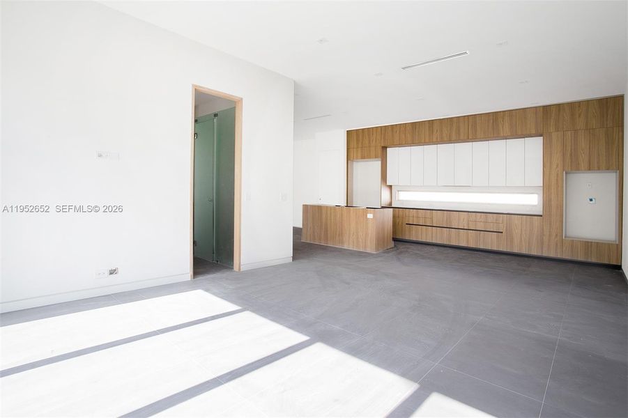 Spacious, unfurnished interior of a new home in , Miami (Image 22).