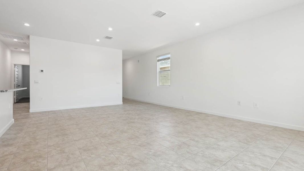 Spacious, unfurnished interior of a new home in Entrada Del Oro, Gold Canyon (Image 13).