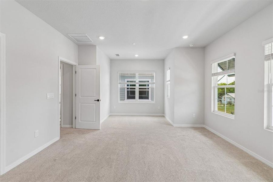 Spacious, unfurnished interior of a new home in , Orlando (Image 28).