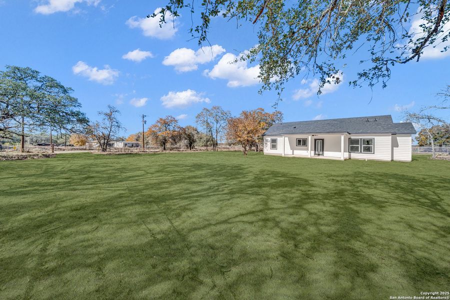 Exterior details and patio area of a home in , Natalia (Image 19).