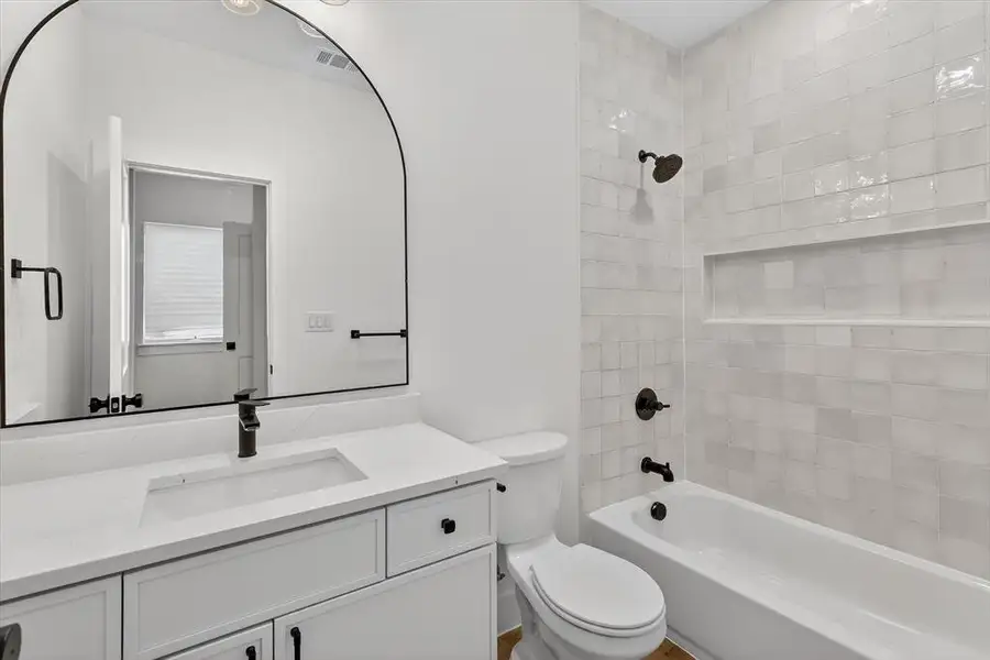 Furnished interior view inside a new home in , Dallas (Image 6).