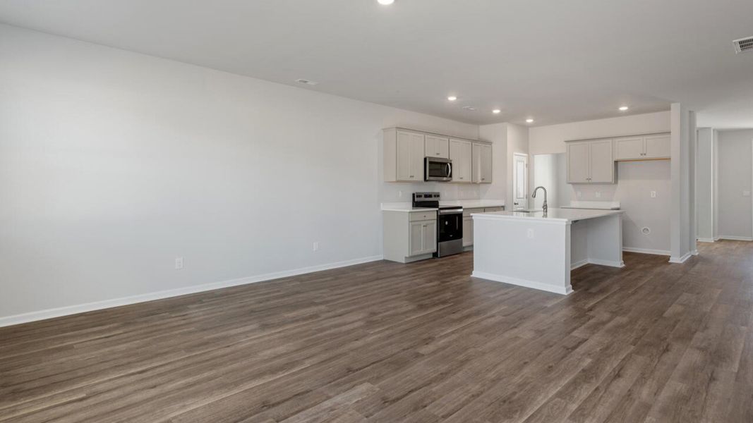 Spacious, unfurnished interior of a new home in The Preserve at Tidewater, Sneads Ferry (Image 15).