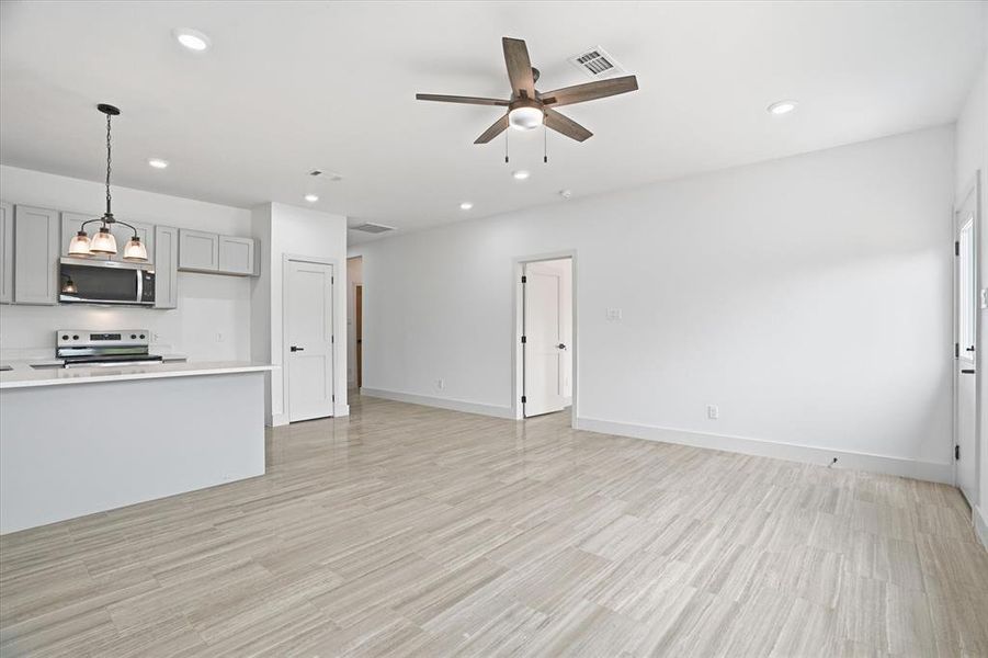 Spacious, unfurnished interior of a new home in , Mineral Wells (Image 10).