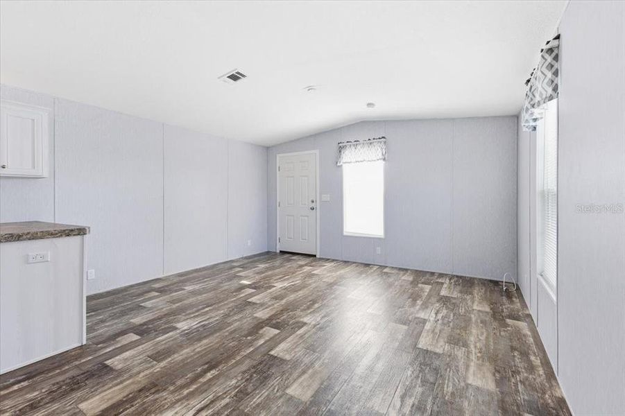 Spacious, unfurnished interior of a new home in , Englewood (Image 10).