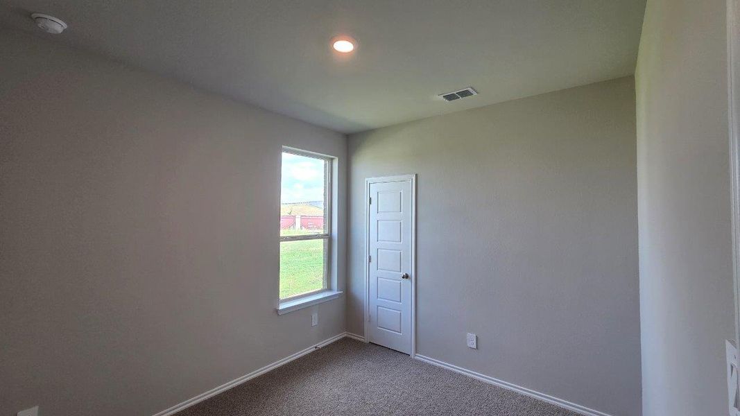 Spacious, unfurnished interior of a new home in Trails of Elizabeth Creek, Fort Worth (Image 14).