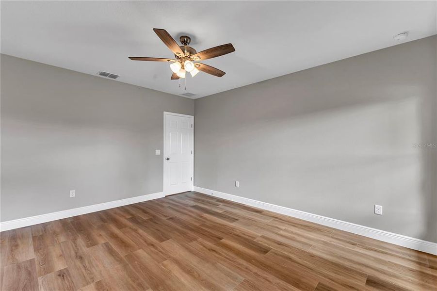 Spacious, unfurnished interior of a new home in , Orange City (Image 12).
