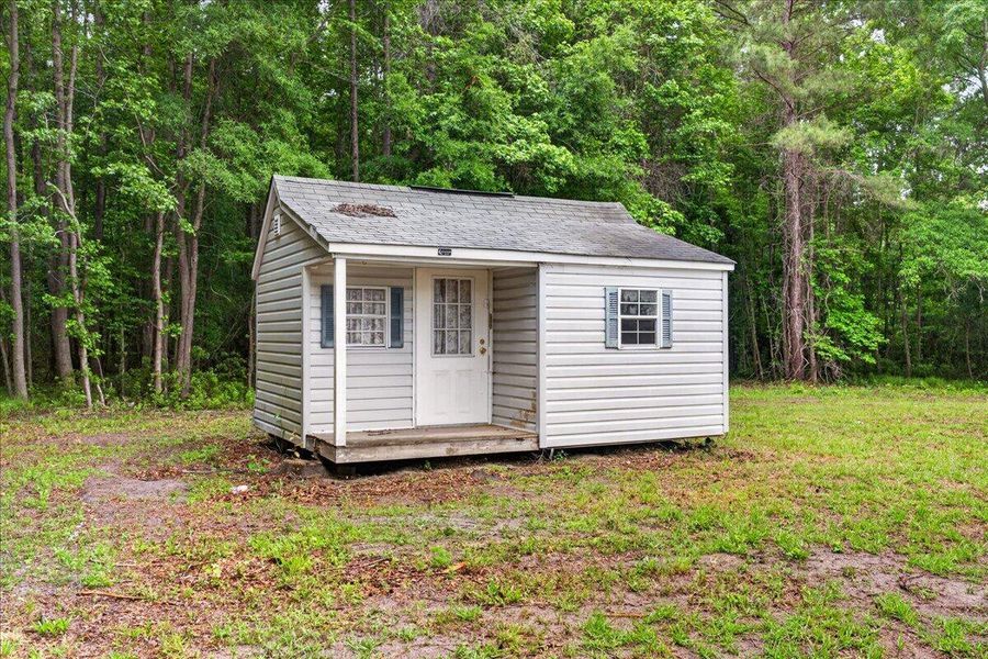 Exterior details and patio area of a home in , Walterboro (Image 21).