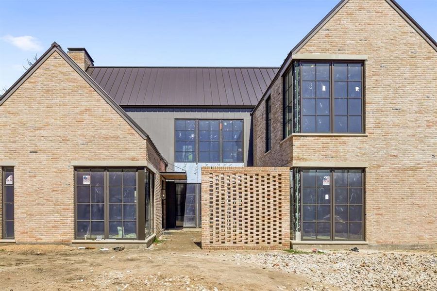 Exterior details and patio area of a home in , Dallas (Image 3).