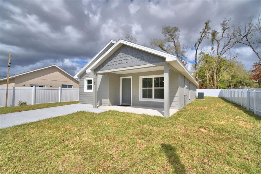 Exterior details and patio area of a home in , Bartow (Image 4).