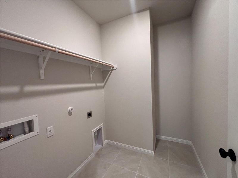 Spacious, unfurnished interior of a new home in The Colony, Bastrop (Image 12).