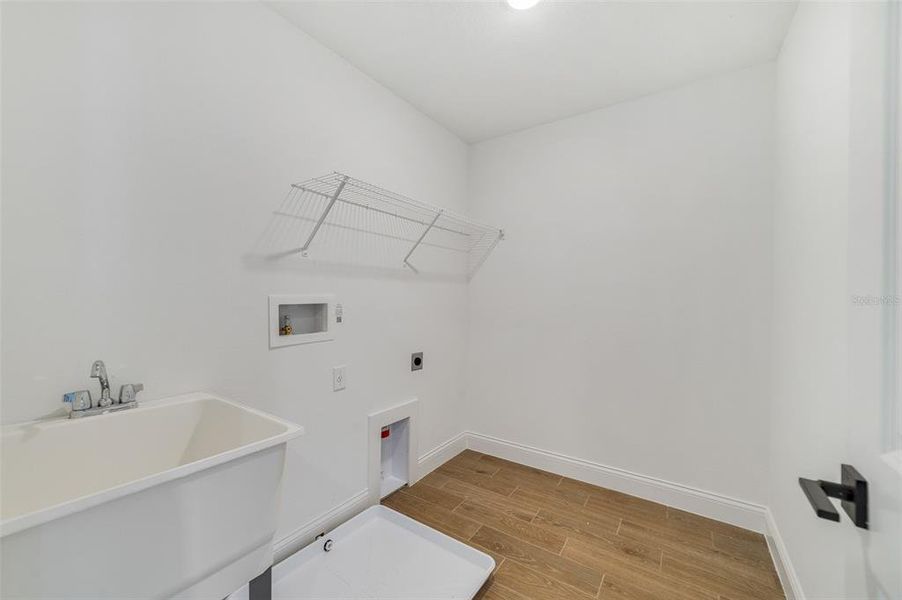 Spacious, unfurnished interior of a new home in Vdara, Orlando (Image 25).