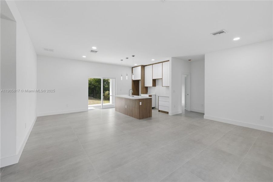 Spacious, unfurnished interior of a new home in , Port Charlotte (Image 16).